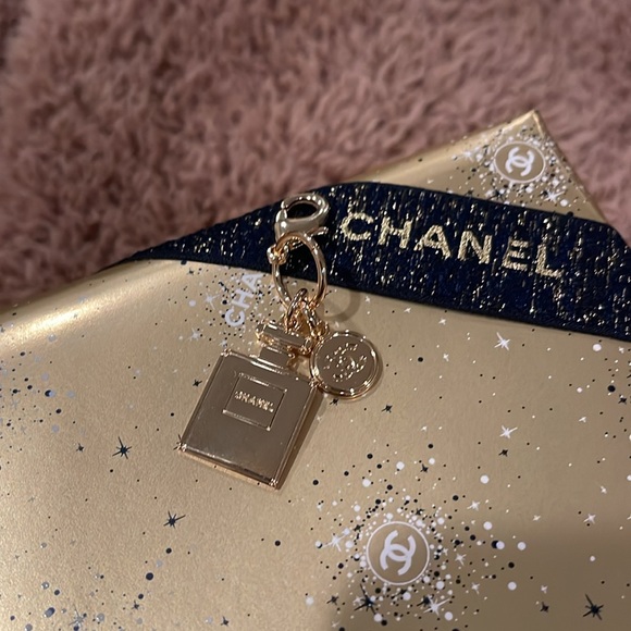 AUTHENTIC CHANEL HOLIDAY 2023 CHARM - Picture 4 of 7
